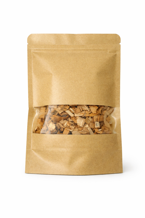 Bolsa kraft con ventana transparente que contiene madera de laurel triturada natural, sin tratamientos ni aditivos, presentada sobre fondo blanco para forrajeo y base higiénica de aves.