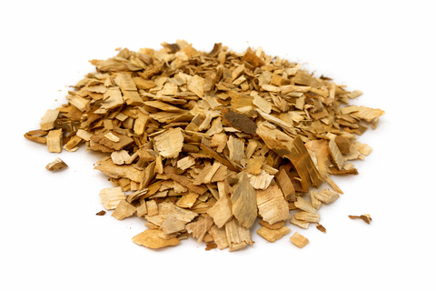 Nueces enteras naturales con cáscara, sin procesar ni aditivos, ideales para forrajeo y enriquecimiento alimenticio de aves.