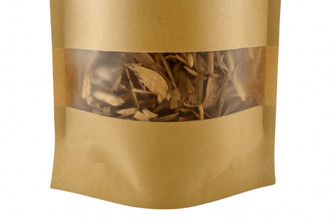 Detalle del interior de la bolsa de forrajeo con mezcla de ramitas y hojas de olivo ecológico para aves.