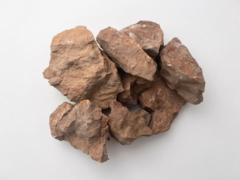 Piedras rojizas naturales de formas irregulares
