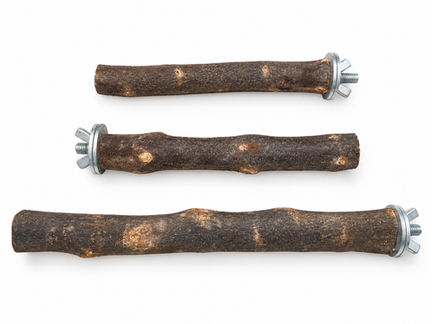 Tres perchas de olivo natural de diferentes longitudes sobre fondo blanco