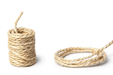 Cuerda de sisal natural de 3 cabos enrollada y extendida