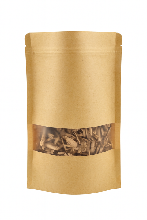 Bolsa de papel kraft con ventana transparente que muestra el forrajeo natural de olivo ecológico para aves.