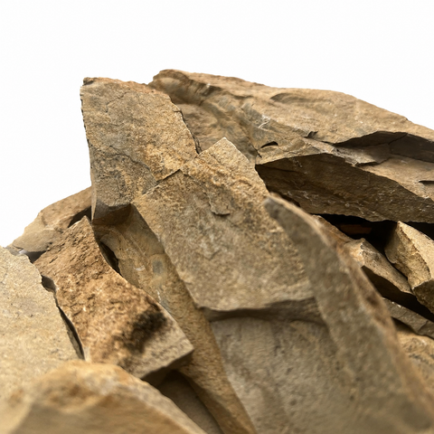Detalle de las capas, grietas y bordes quebradizos de lascas de piedra natural