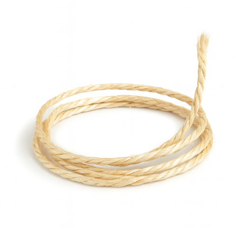 Cuerda de sisal natural sin tratar, presentada extendida sobre fondo blanco, apta para la fabricación de juguetes, perchas y elementos de forrajeo para aves.