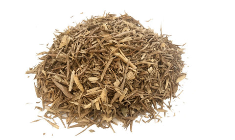 Mezcla vegetal natural de madera y restos de olivo triturados, utilizada como base higiénica y material de forrajeo para aves, presentada sobre fondo blanco.