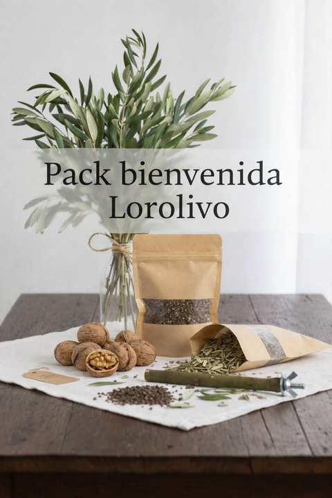 Pack de bienvenida LoroLivo con ramas y hojas de olivo, frutos secos naturales y productos ecológicos presentados sobre mesa de madera, en un entorno natural y artesanal