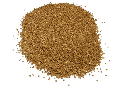 Hueso de aceituna triturado natural, limpio y sin aditivos, utilizado como material vegetal para forrajeo y base higiénica en voladeras de aves.