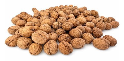 Nueces enteras naturales con cáscara, sin procesar ni aditivos, ideales para forrajeo y enriquecimiento alimenticio de aves.