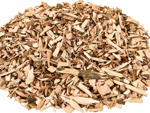 Montón de madera de olivo triturada natural para forrajeo de loros sobre fondo blanco.