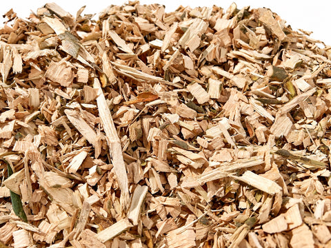 Primer plano de virutas y trozos de madera de olivo para enriquecimiento ambiental de loros.